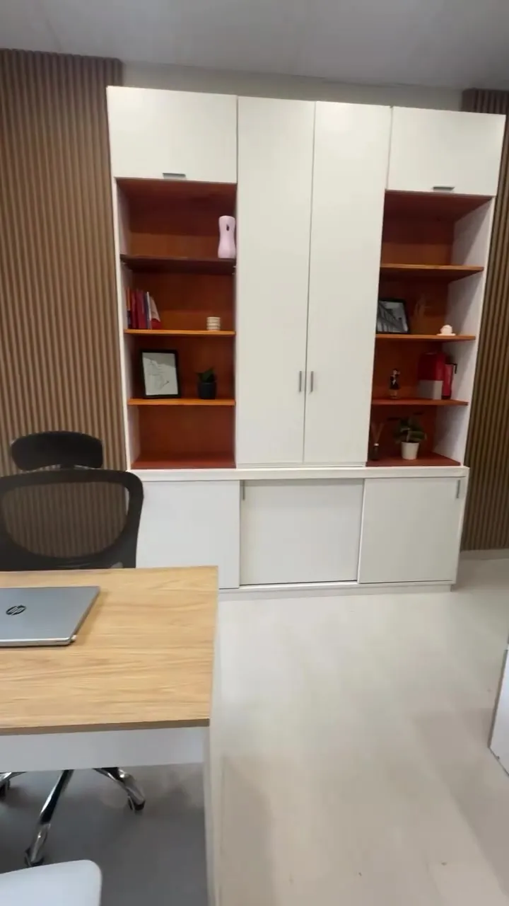 Escritorio y biblioteca a medida
