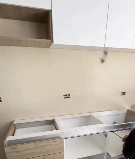 Instalación de muebles de cocina en obra